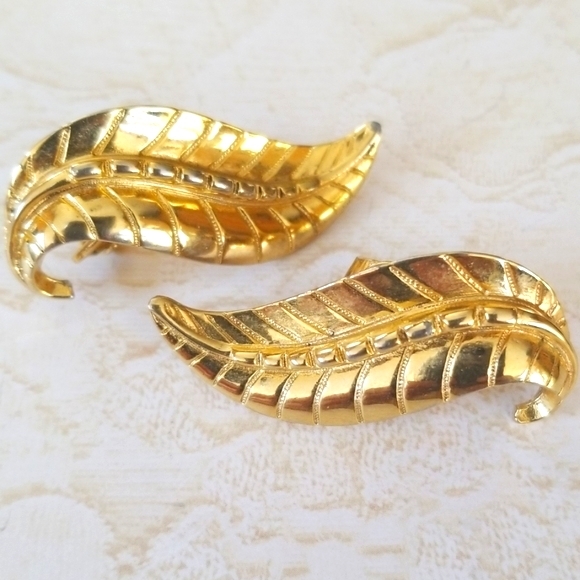 Vintage SARAH COVENTRY Gold Tone Leaf Earrings - Picture 4 of 8